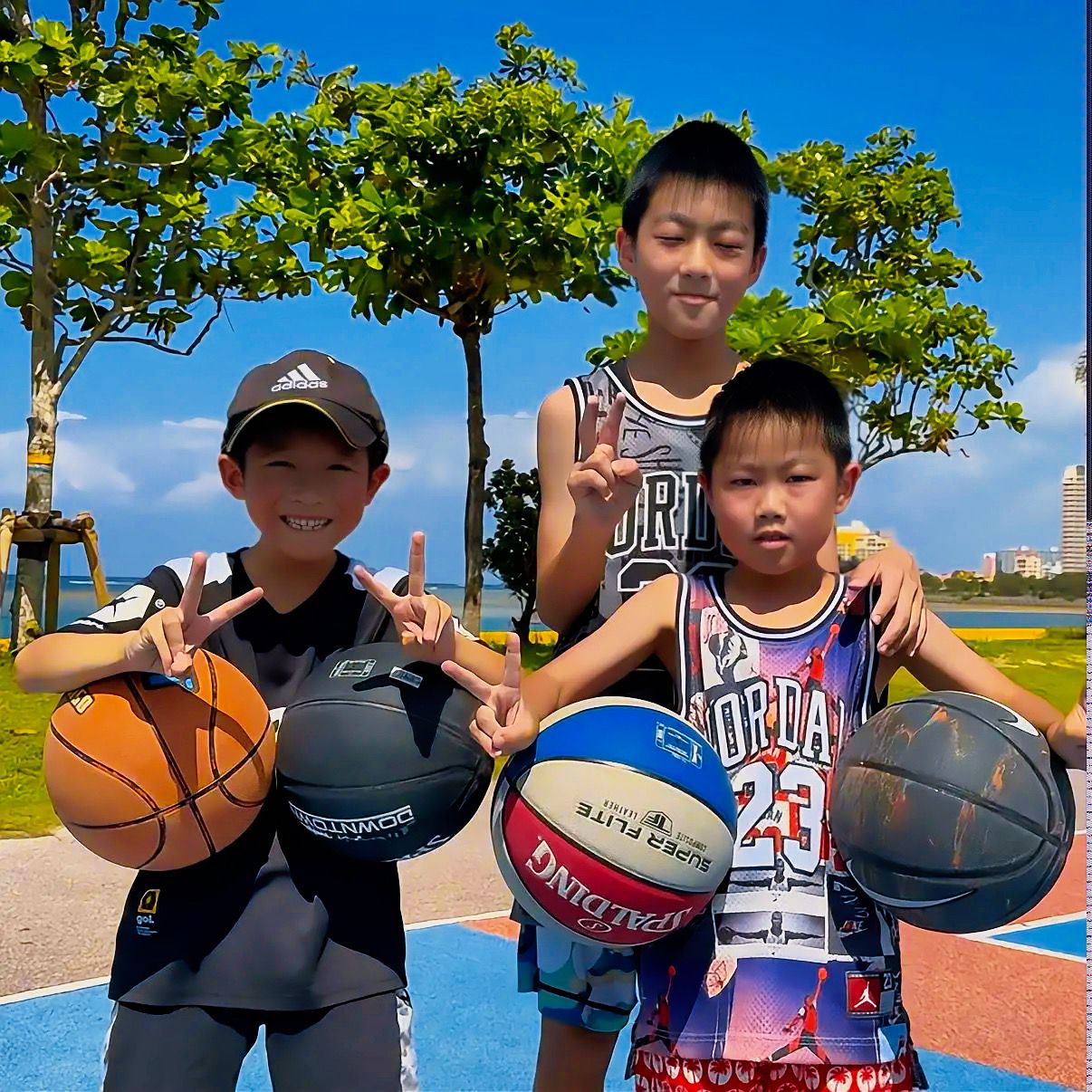 レッスン後に笑顔でピースする子どもたち